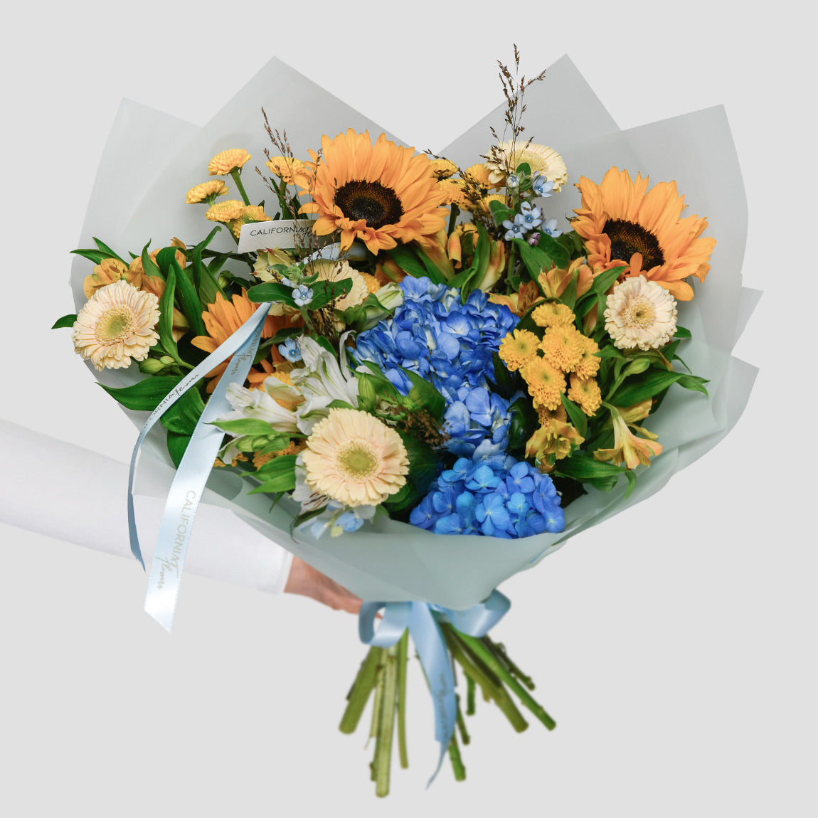 Livrare flori Ilfov, Buchet floarea soarelui si gerbera crem, Californiaflowers.ro