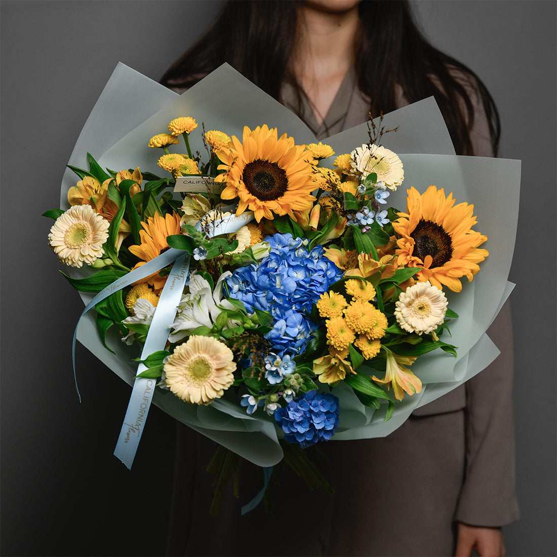 Livrare flori Ilfov, Buchet floarea soarelui si gerbera crem, Californiaflowers.ro