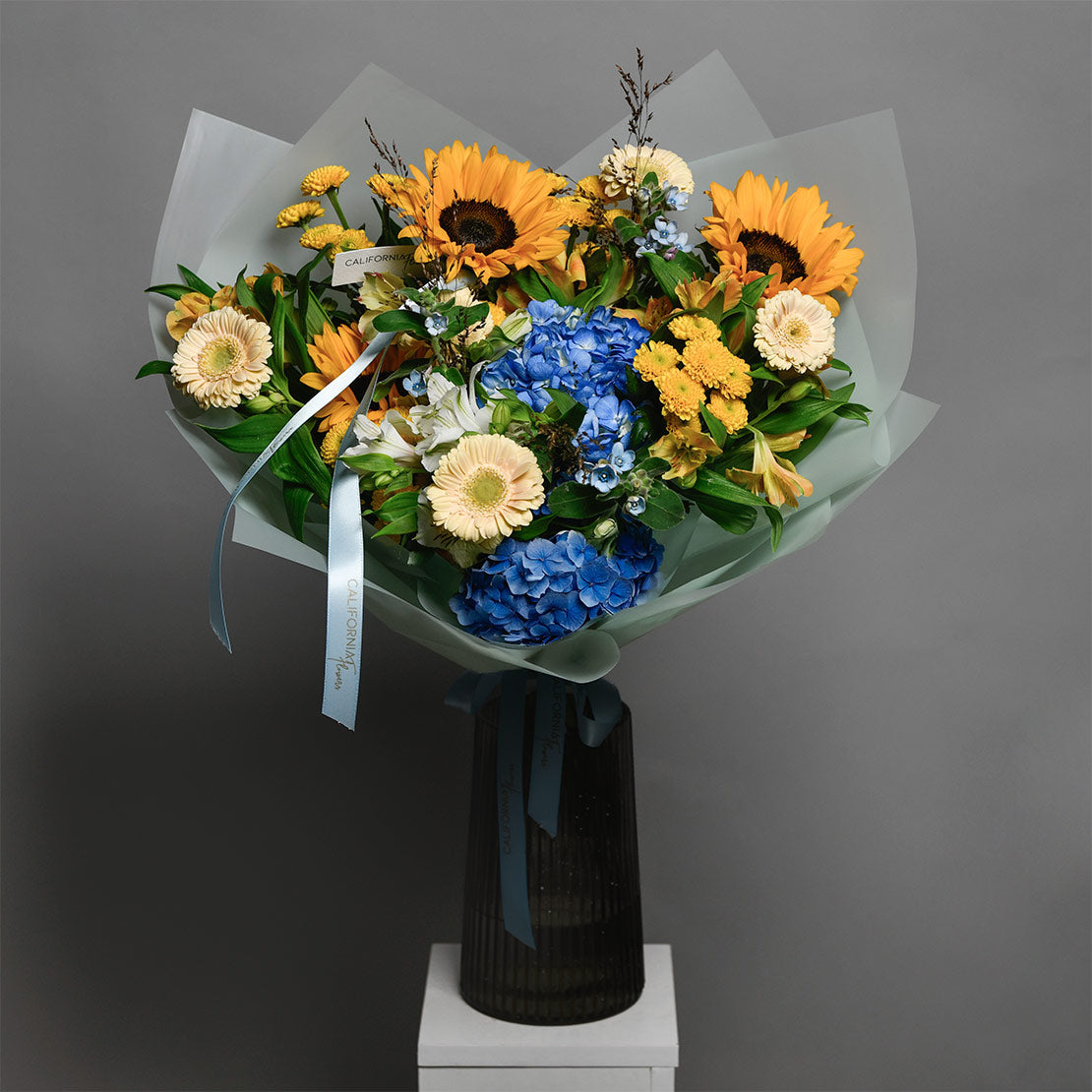 Buchet floarea soarelui si gerbera crem, 3, Californiaflowers.ro