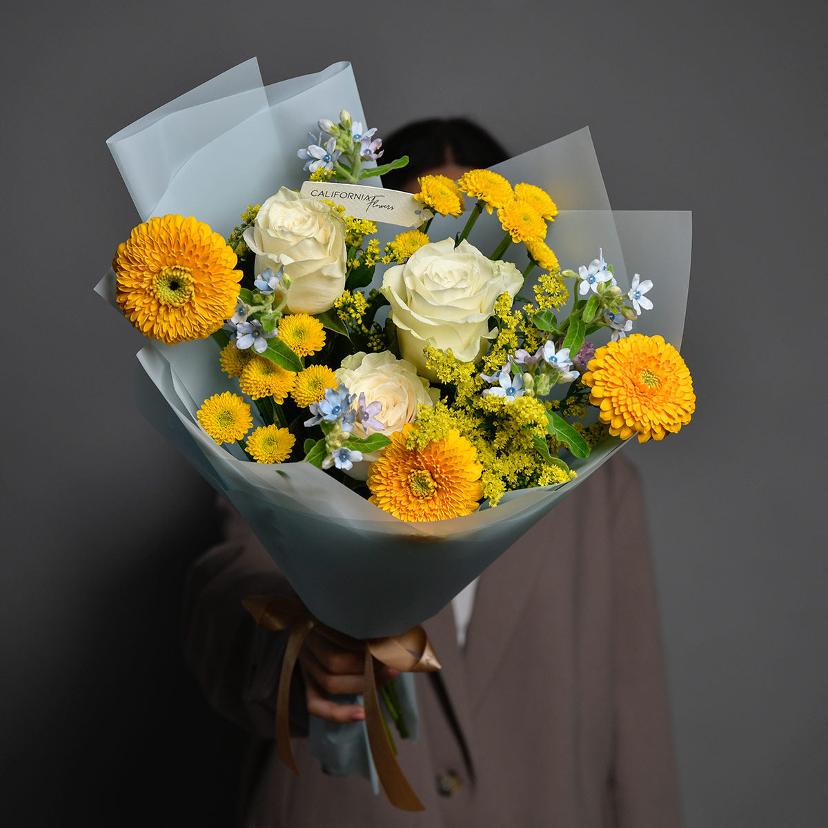 Buchet gerbera galbena si trandafiri, 4, Californiaflowers.ro