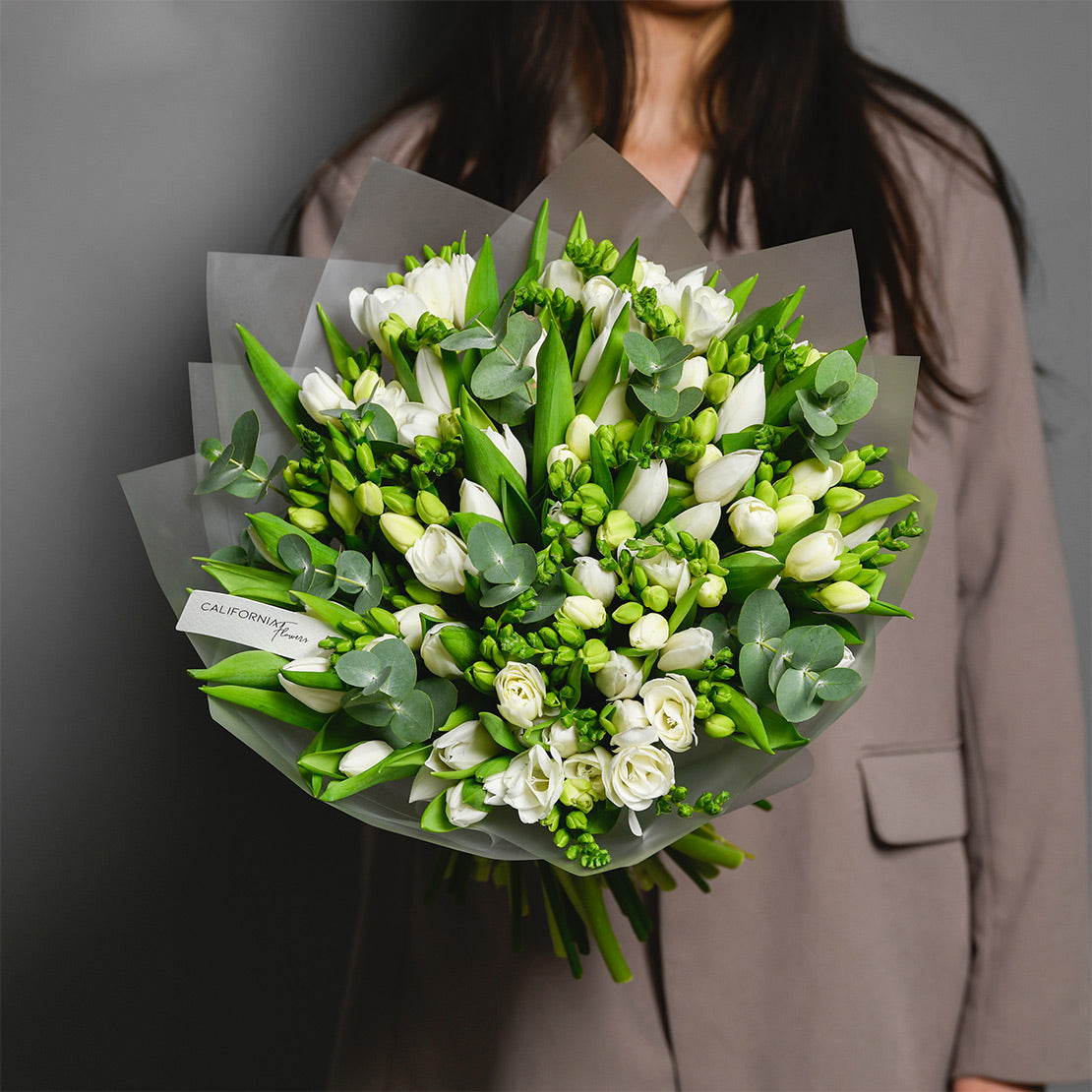 Livrare Flori Câțcău, Buchet lalele, frezii si eucalipt, Californiaflowers.ro