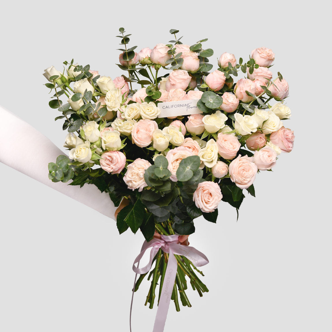 Flori de 8 Martie - California Flowers, Buchet miniroze albe si roz, Californiaflowers.ro