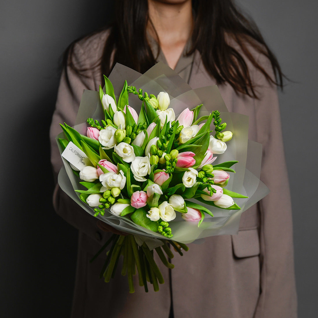 Florarie online - California Flowers ✅, Buchet mixt 25 lalele si frezii, Californiaflowers.ro