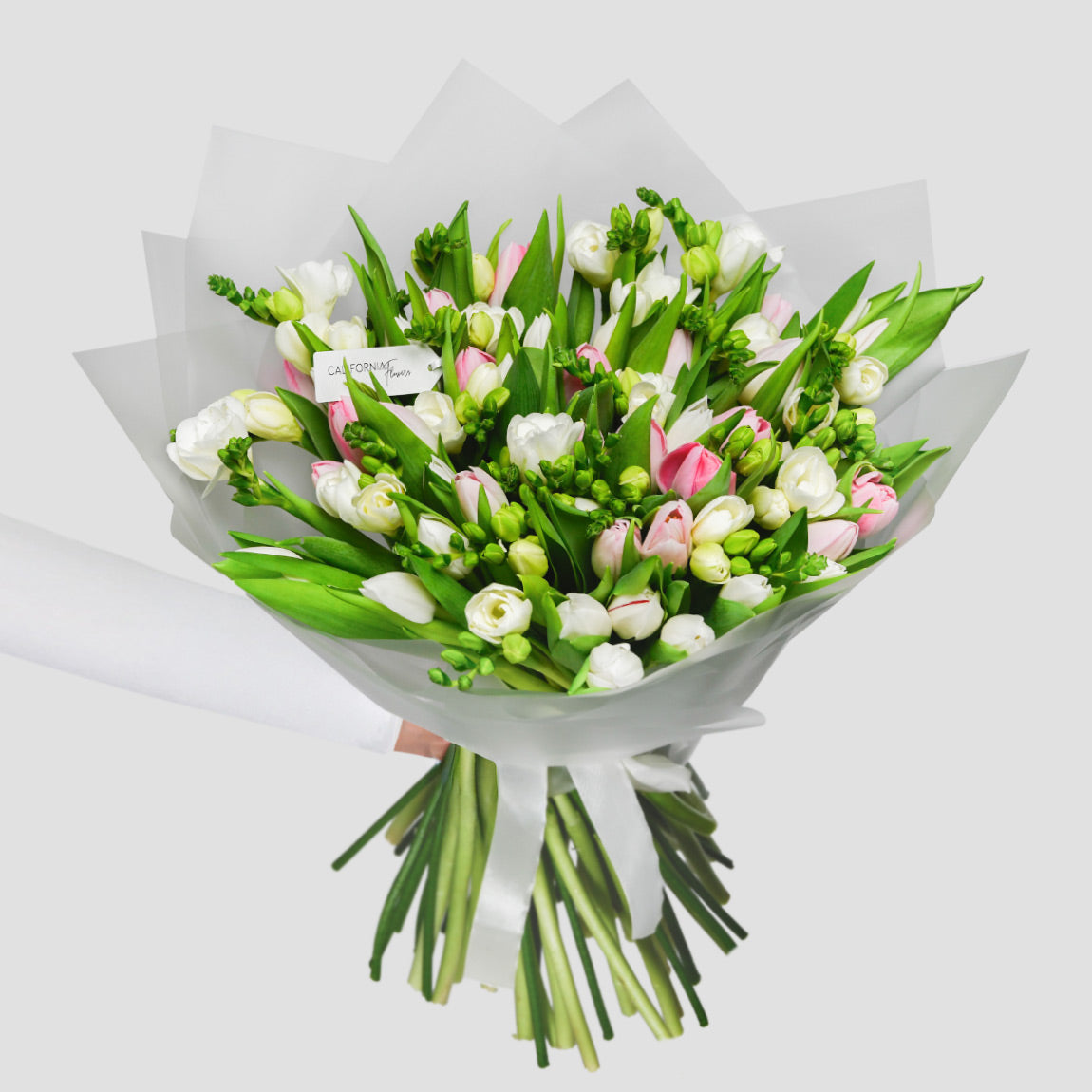 Buchete lalele - California Flowers, Buchet mixt 79 fire lalele si frezii, Californiaflowers.ro