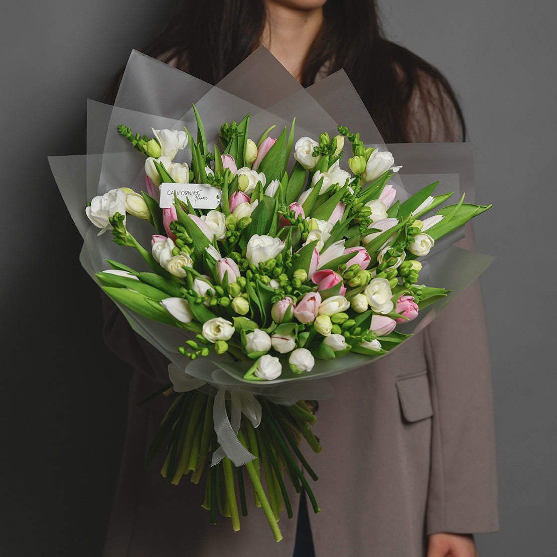 Buchete lalele - California Flowers, Buchet mixt 79 fire lalele si frezii, Californiaflowers.ro