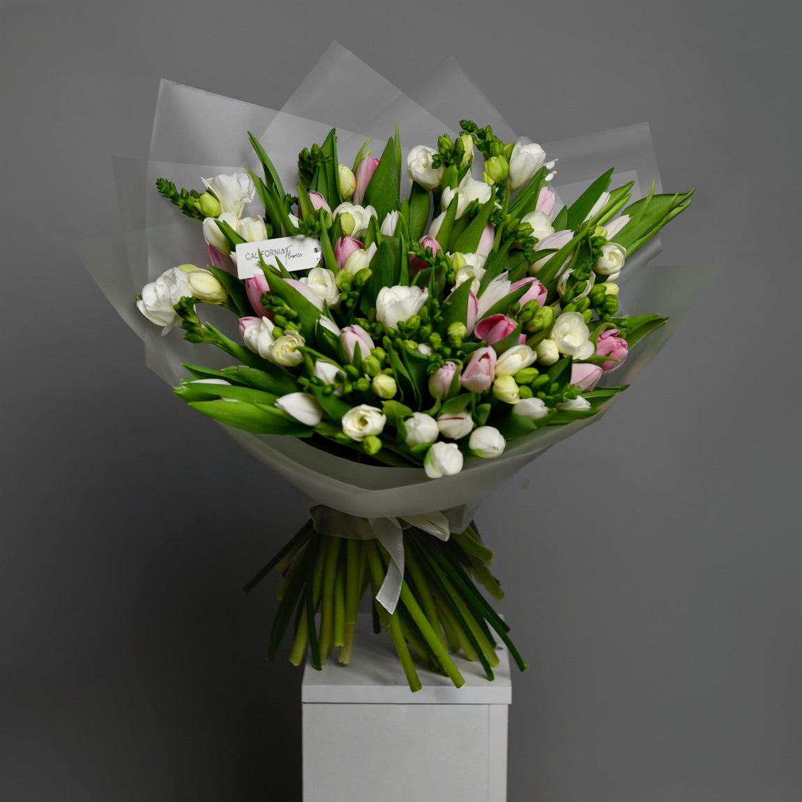 Buchet mixt 79 fire lalele si frezii, 3, Californiaflowers.ro