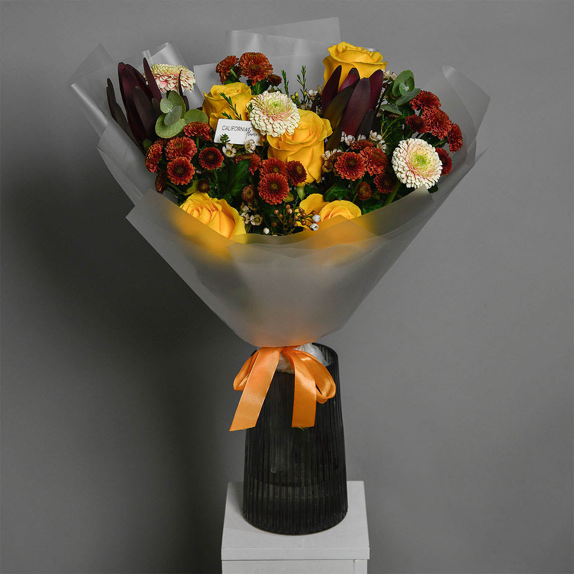 Buchet trandafiri galbeni si santini, 8, Californiaflowers.ro