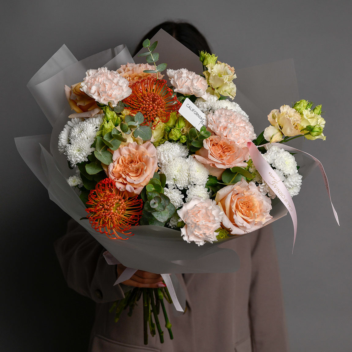 Buchet trandafiri peach, dianthus si santini, 4, Californiaflowers.ro