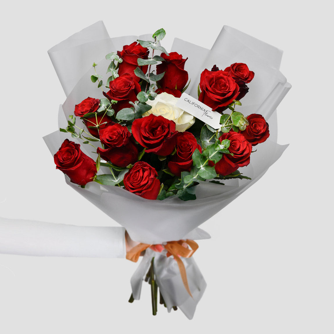 Buchet trandafiri rosii si alb, 8, Californiaflowers.ro