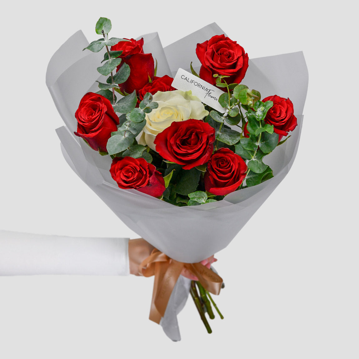 Buchet trandafiri rosii si alb, 10, Californiaflowers.ro