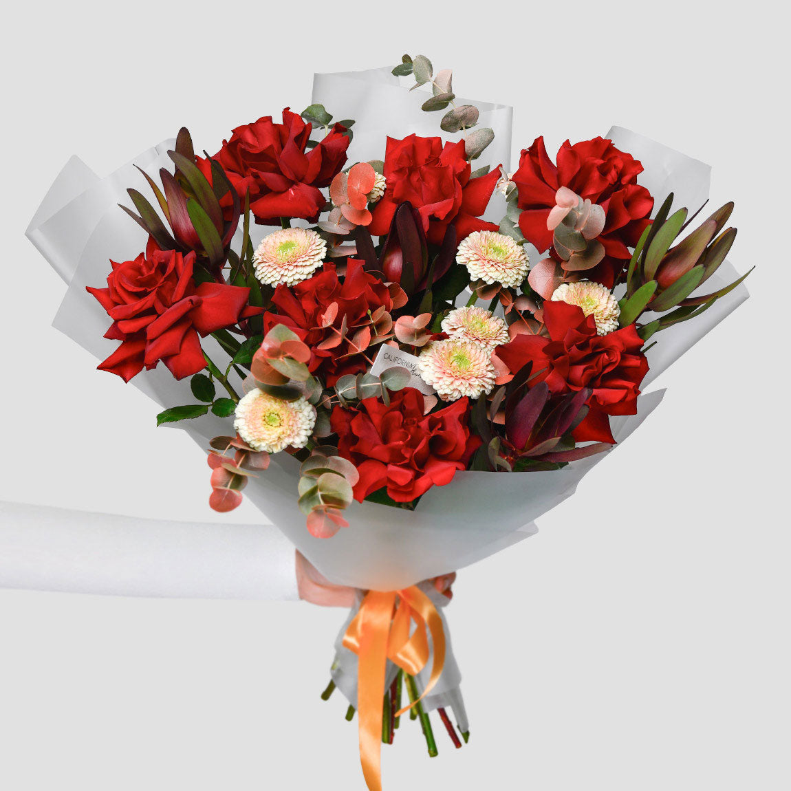 Flori de Sf. Andrei, Buchet trandafiri rosii si gerbera crem, Californiaflowers.ro