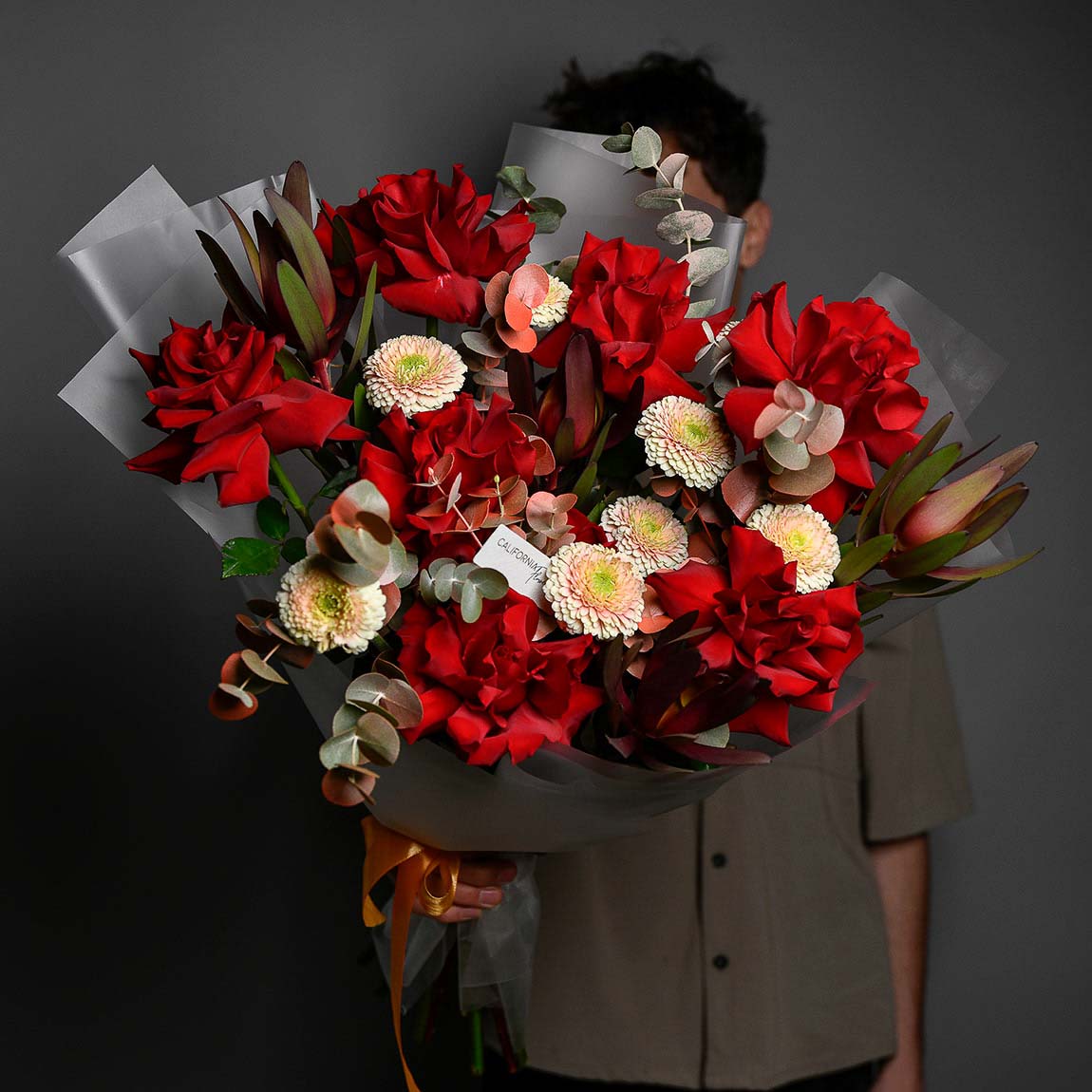 Buchet trandafiri rosii si gerbera crem, 4, Californiaflowers.ro