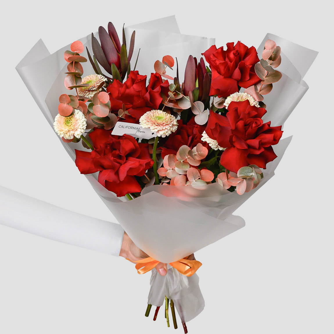 Flori de Sf. Andrei, Buchet trandafiri rosii si gerbera crem, Californiaflowers.ro