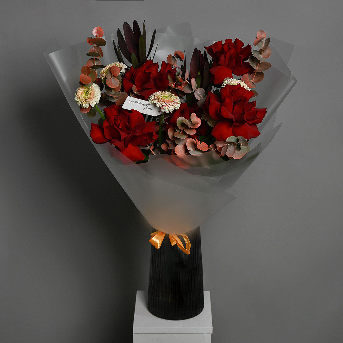 Buchet trandafiri rosii si gerbera crem, 8, Californiaflowers.ro