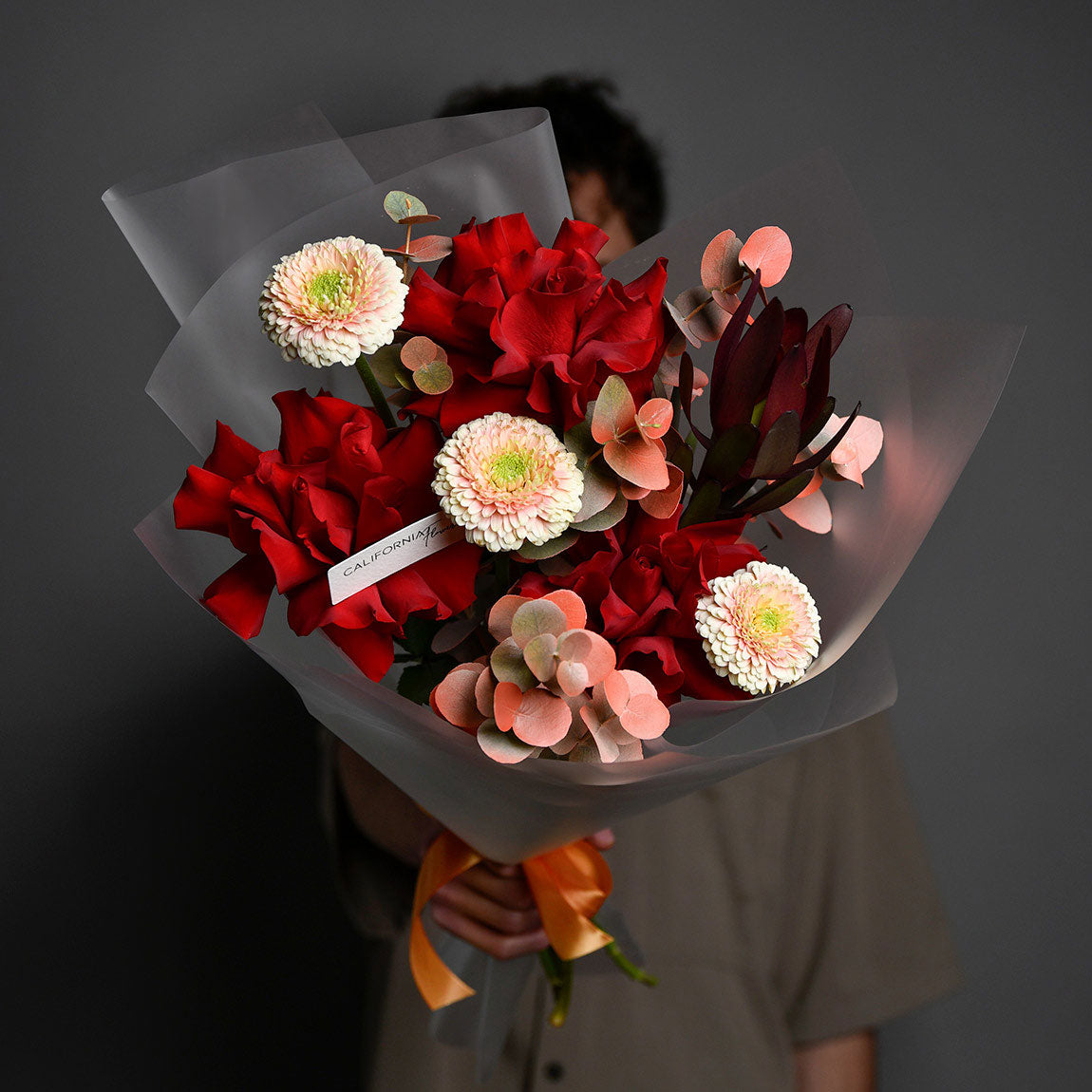 Buchet trandafiri rosii si gerbera crem, 6, Californiaflowers.ro