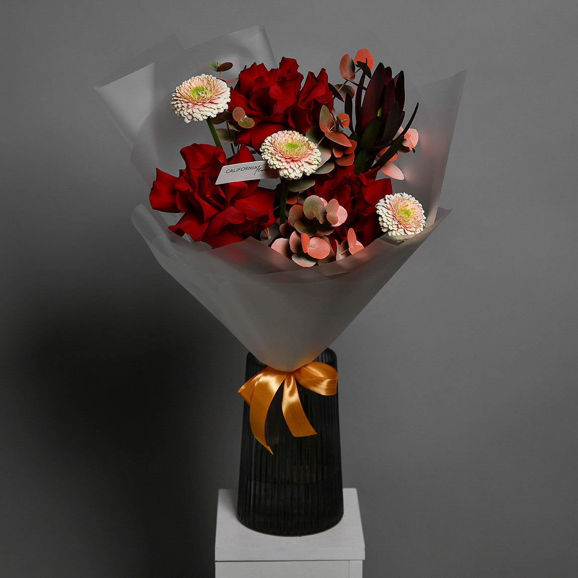 Buchet trandafiri rosii si gerbera crem, 9, Californiaflowers.ro