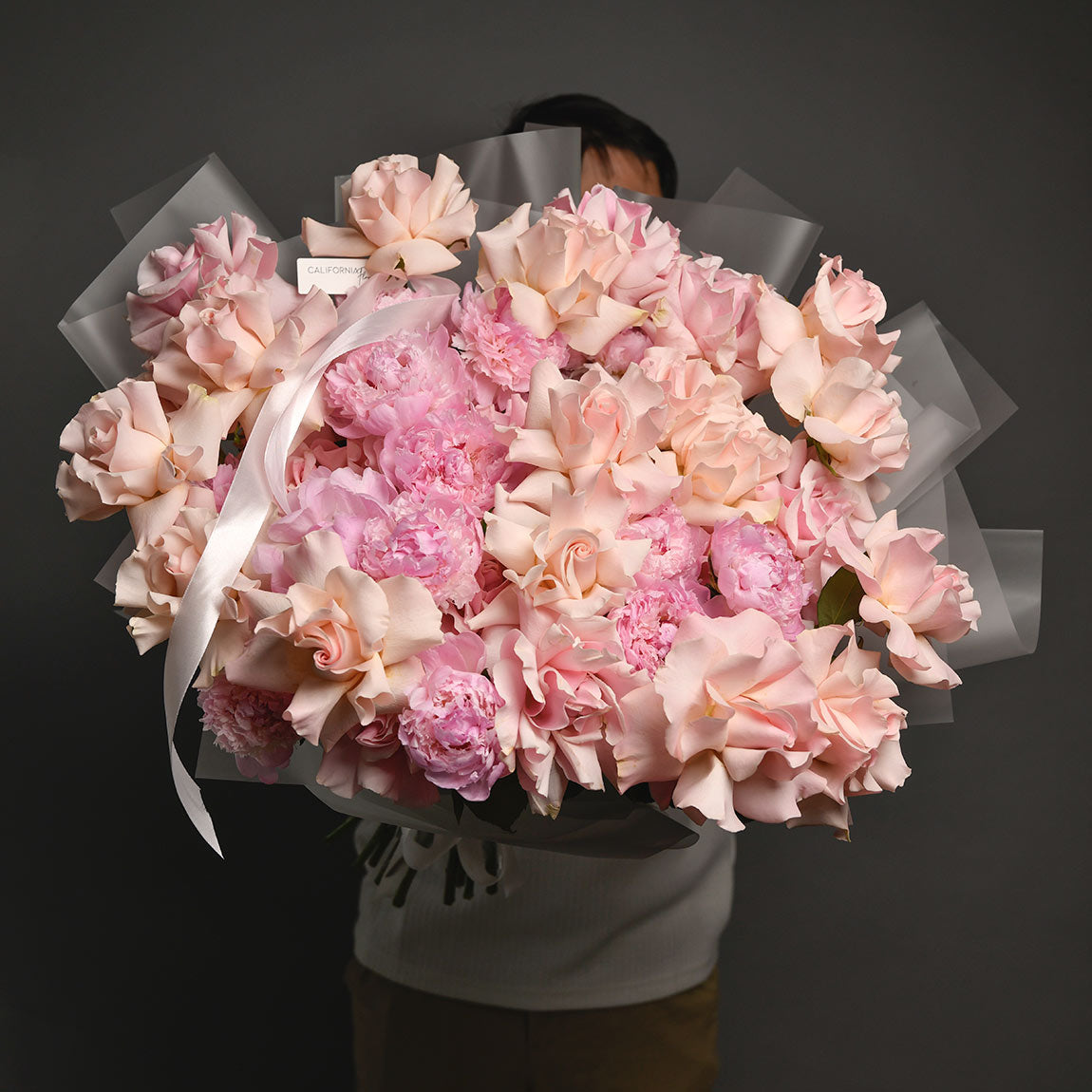 Flori de primavara, Buchet trandafiri roz speciali si bujori, Californiaflowers.ro