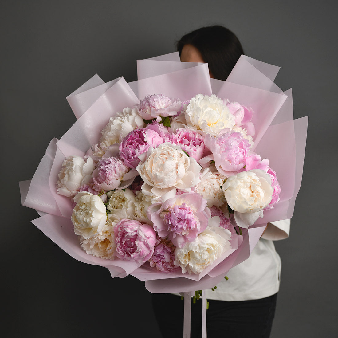 Buchet 51 bujori naturali roz si albi, 3, Californiaflowers.ro