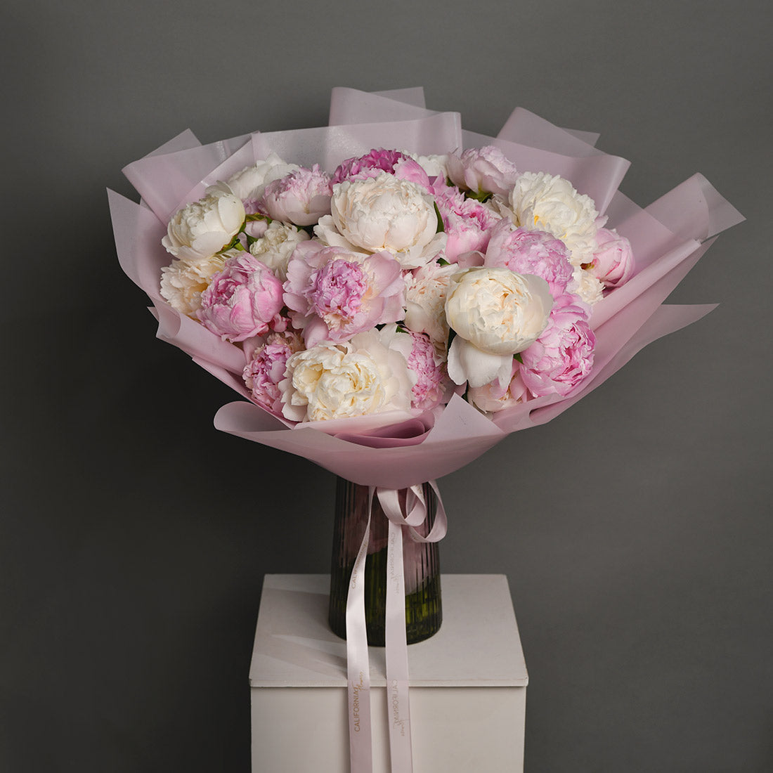 Buchet 51 bujori naturali roz si albi, 4, Californiaflowers.ro