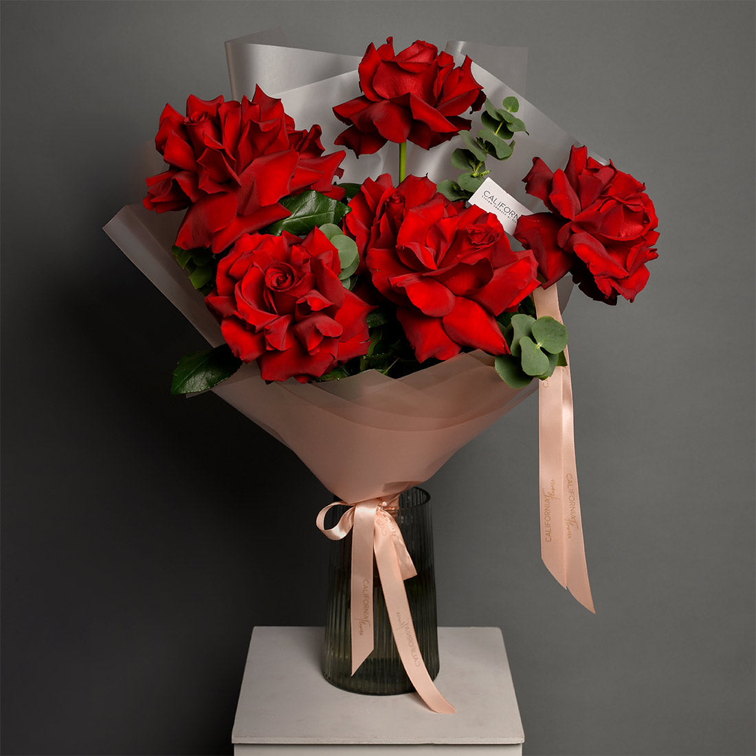 Buchet 7 trandafiri rosii speciali si eucalipt, 3, Californiaflowers.ro