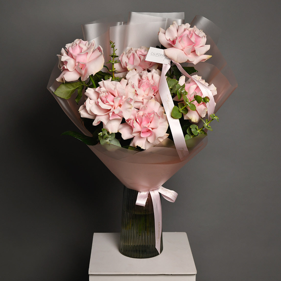 Buchet 7 trandafiri roz speciali si eucalipt, 3, Californiaflowers.ro