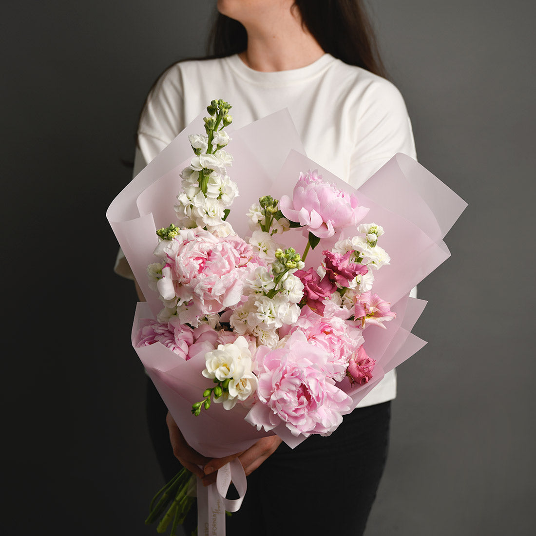 Buchete bujori - California Flowers, Buchet bujori naturali roz, frezii si lisianthus, Californiaflowers.ro