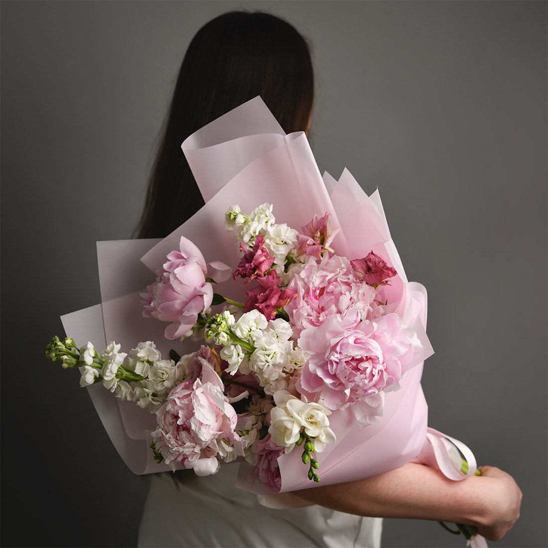 Buchet bujori naturali roz, frezii si lisianthus, 3, Californiaflowers.ro