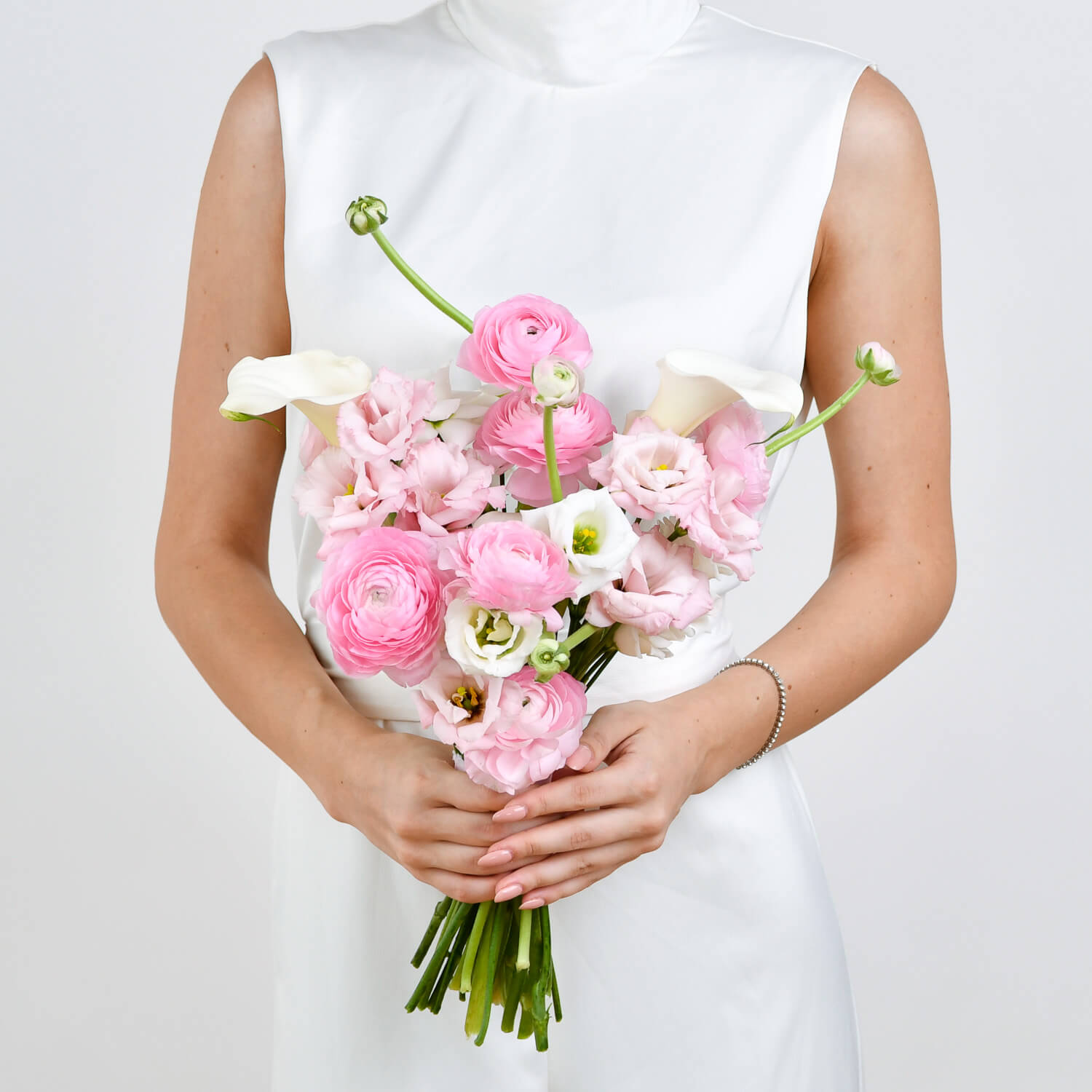 Buchete mireasa si nasa - California Flowers, Buchet de mireasa cu ranunculus roz si lisianthus, Californiaflowers.ro