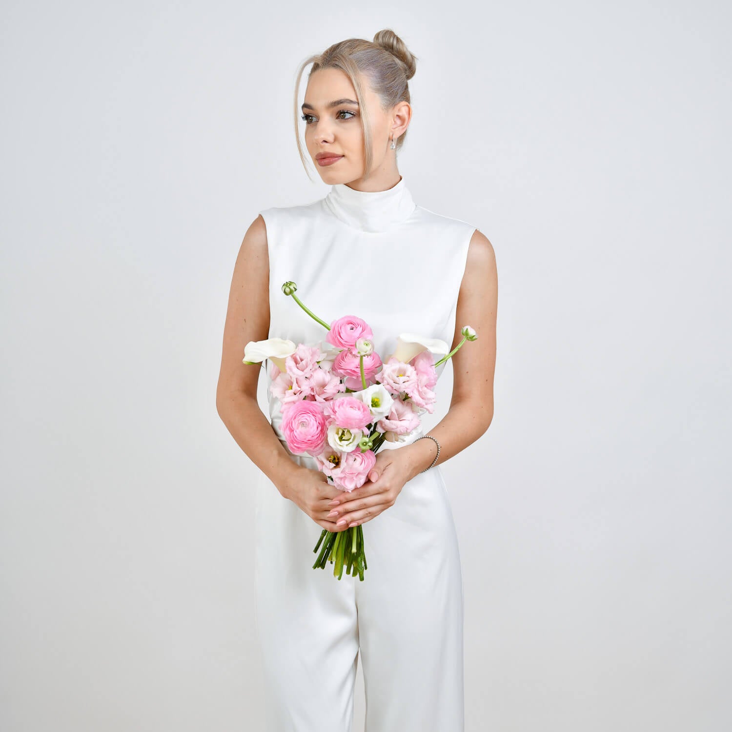 Buchete mireasa si nasa - California Flowers, Buchet de mireasa cu ranunculus roz si lisianthus, Californiaflowers.ro