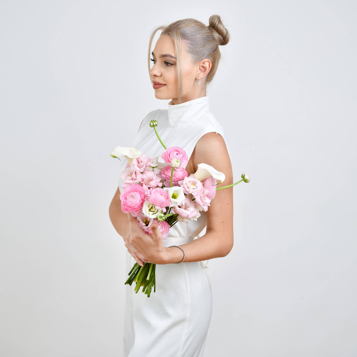Buchet de mireasa cu ranunculus roz si lisianthus, 3, Californiaflowers.ro