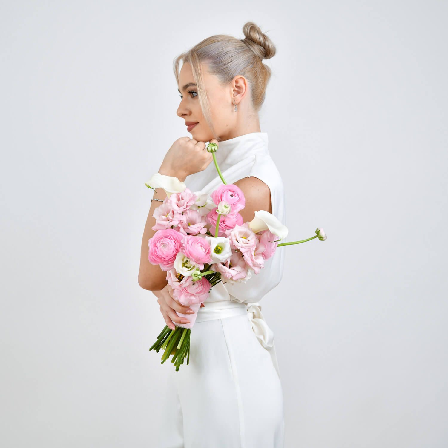 Buchet de mireasa cu ranunculus roz si lisianthus, 4, Californiaflowers.ro