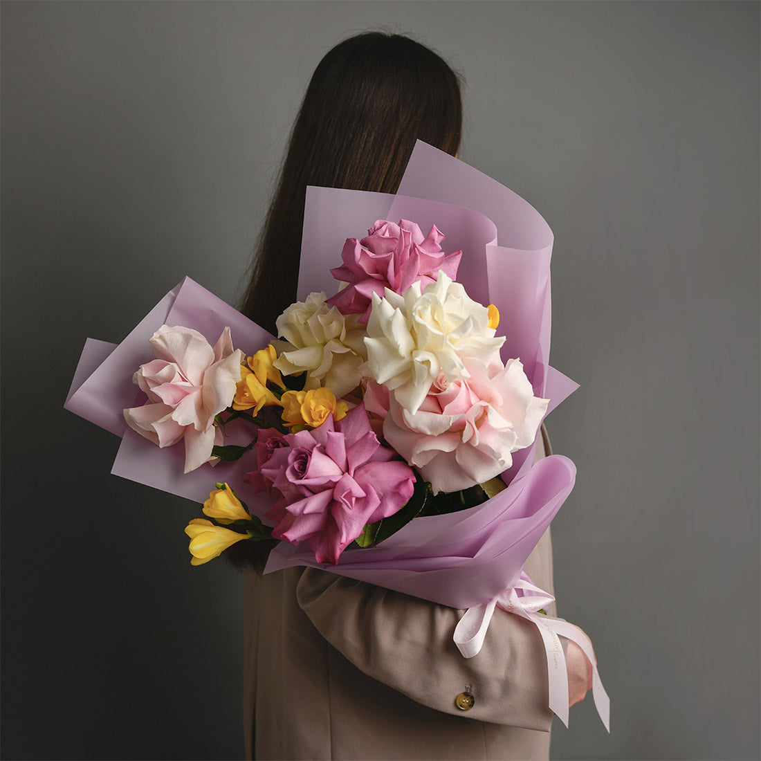 Buchet frezii galbene si trandafiri, 3, Californiaflowers.ro