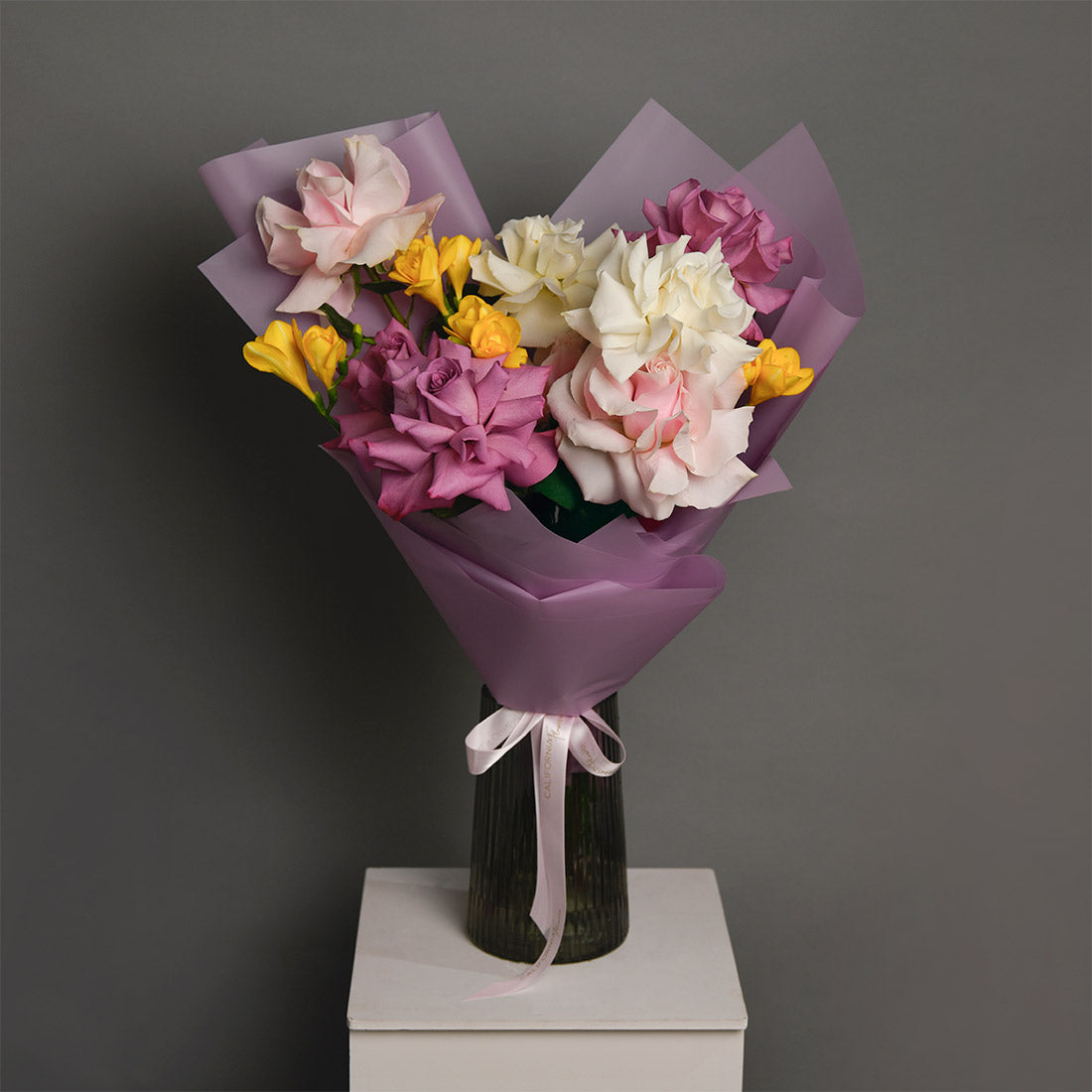 Buchet frezii galbene si trandafiri, 4, Californiaflowers.ro