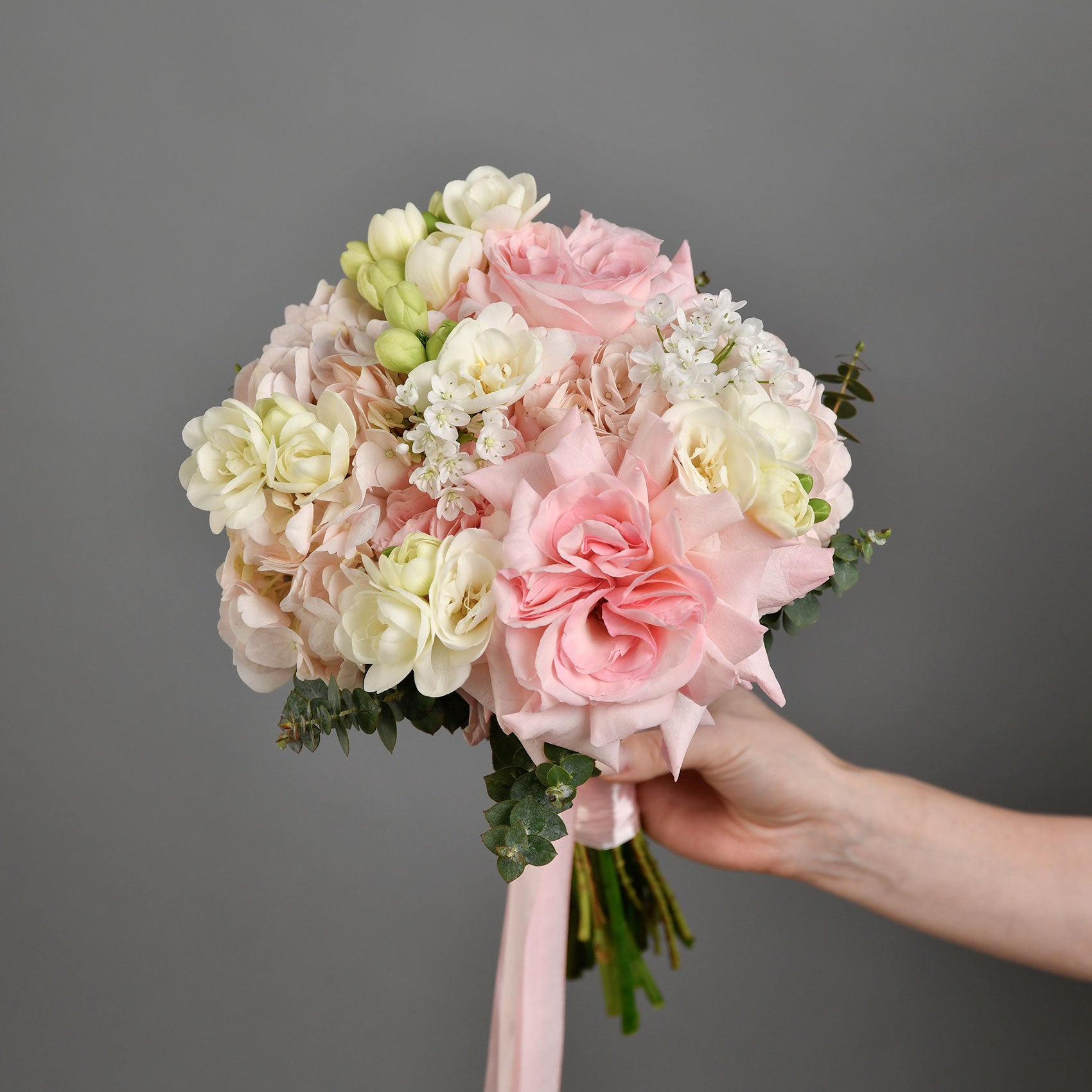 Buchet mireasa cu hortensie si frezii, 3, Californiaflowers.ro