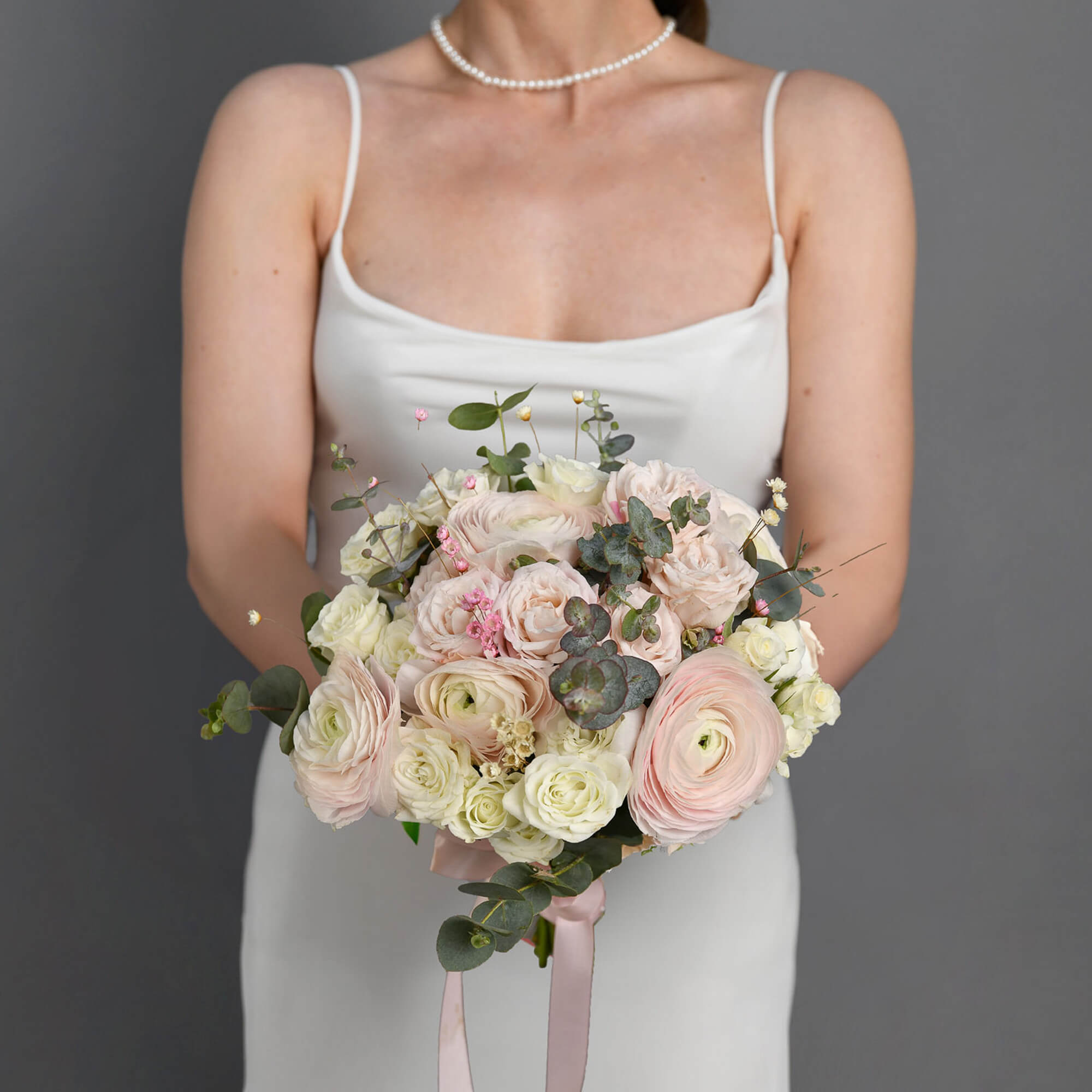 Buchete mireasa si nasa - California Flowers, Buchet mireasa cu ranunculus roz si miniroze, Californiaflowers.ro