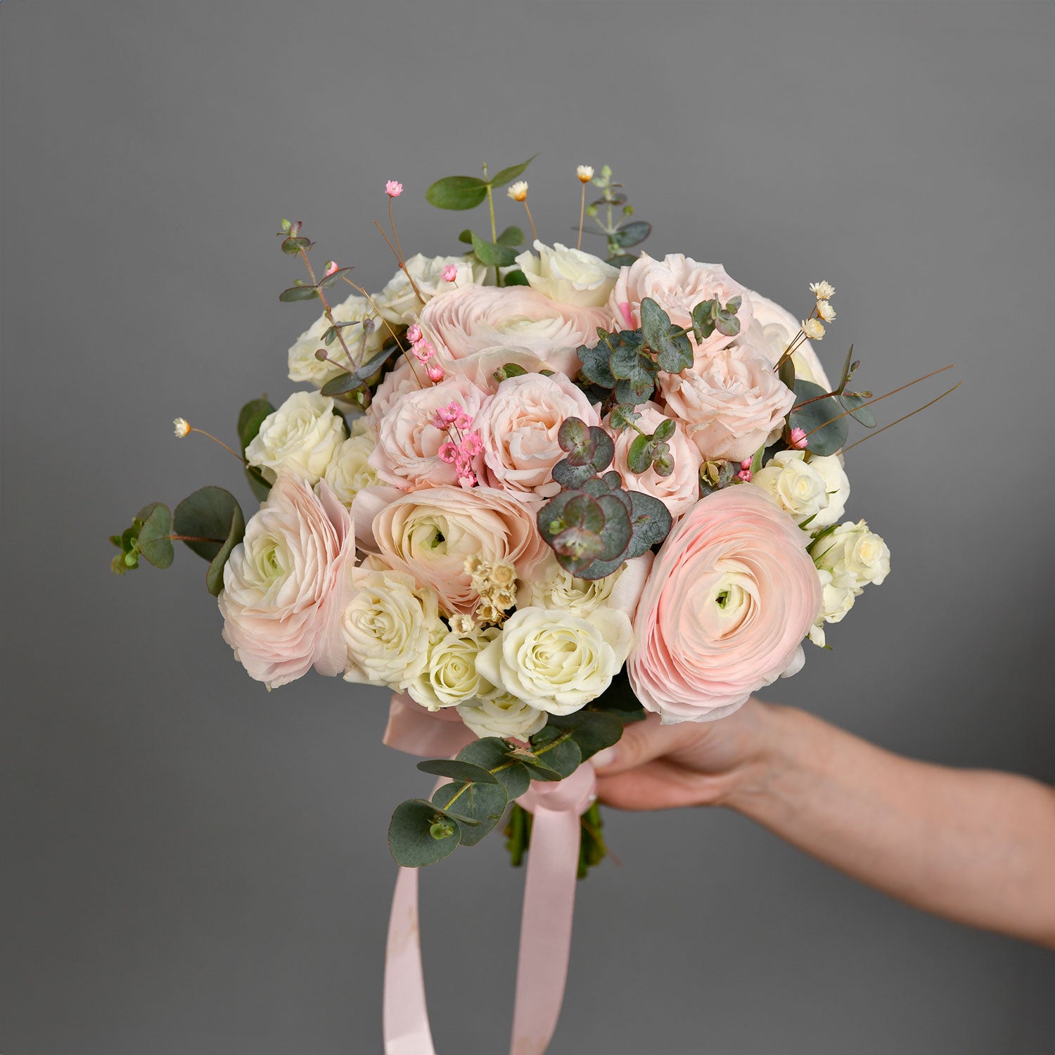 Buchet mireasa cu ranunculus roz si miniroze, 4, Californiaflowers.ro