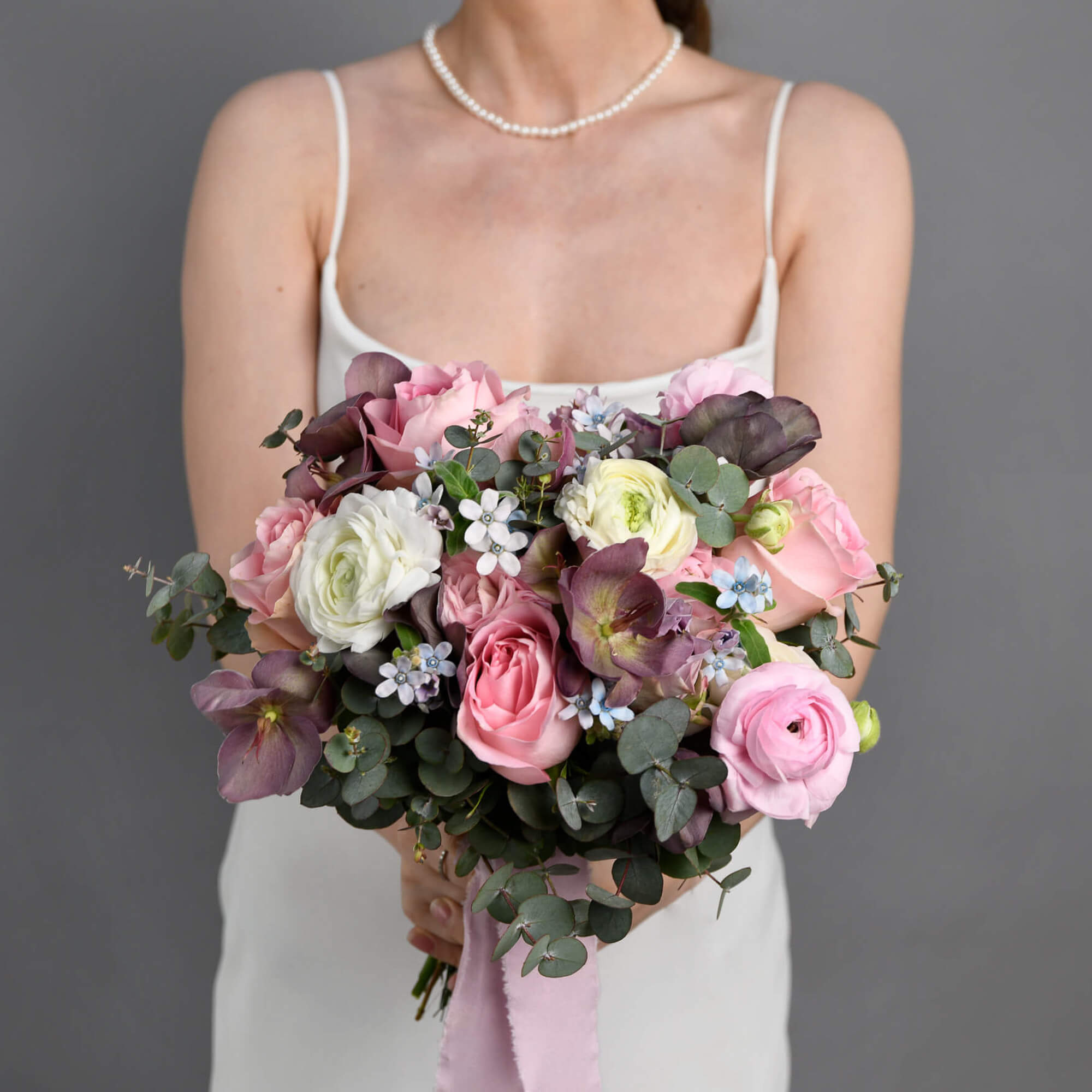 Buchete mireasa si nasa - California Flowers, Buchet mireasa cu trandafiri roz si ranunculus, Californiaflowers.ro