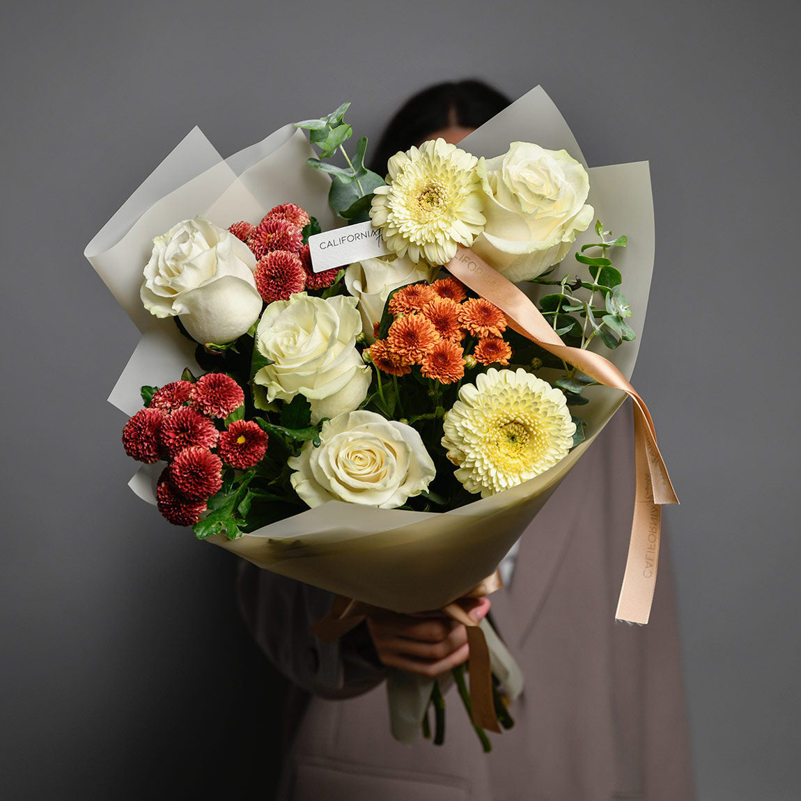 Buchet santini si trandafiri albi, 5, Californiaflowers.ro