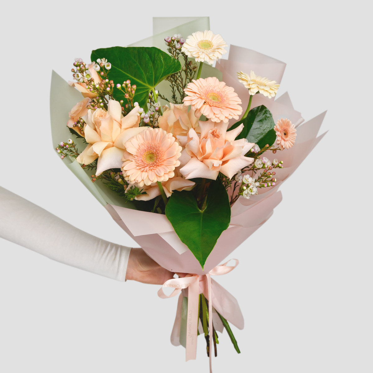 Livrare flori Bucuresti - California Flowers, Buchet trandafir special peach, gerbera si wax, Californiaflowers.ro