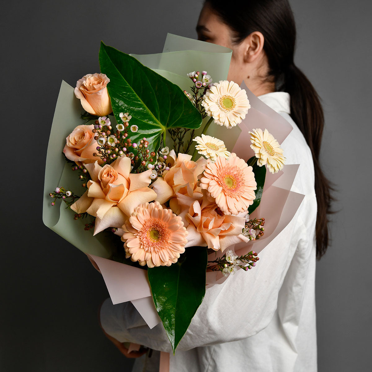 Livrare flori Bucuresti - California Flowers, Buchet trandafir special peach, gerbera si wax, Californiaflowers.ro