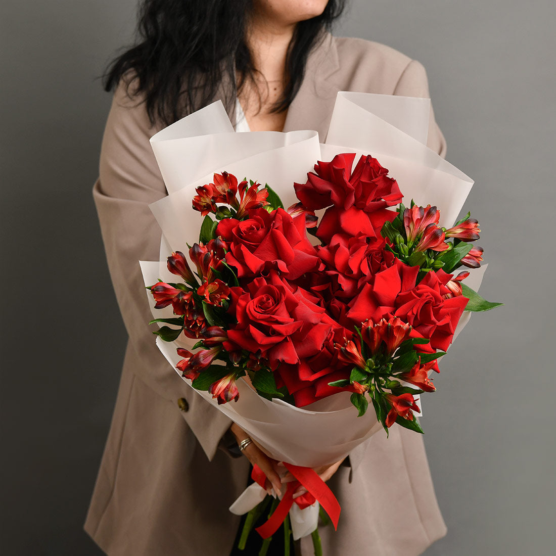 Premium Collection, Bouquet of roses and red alstroemeria, Californiaflowers.ro