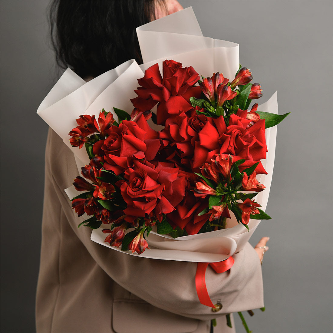 Buchet trandafiri si alstroemeria rosie, 3, Californiaflowers.ro