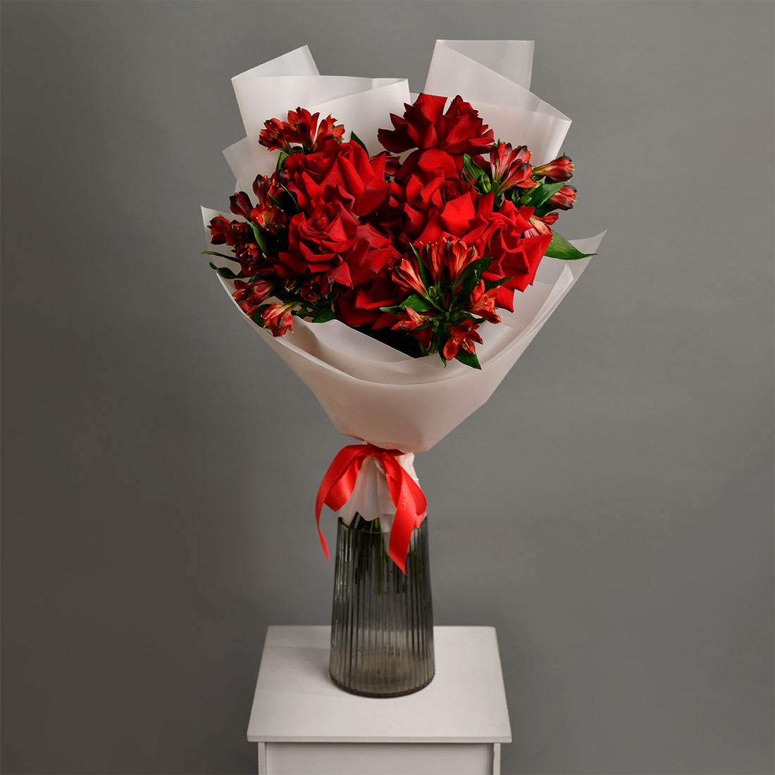 Buchet trandafiri si alstroemeria rosie, 4, Californiaflowers.ro