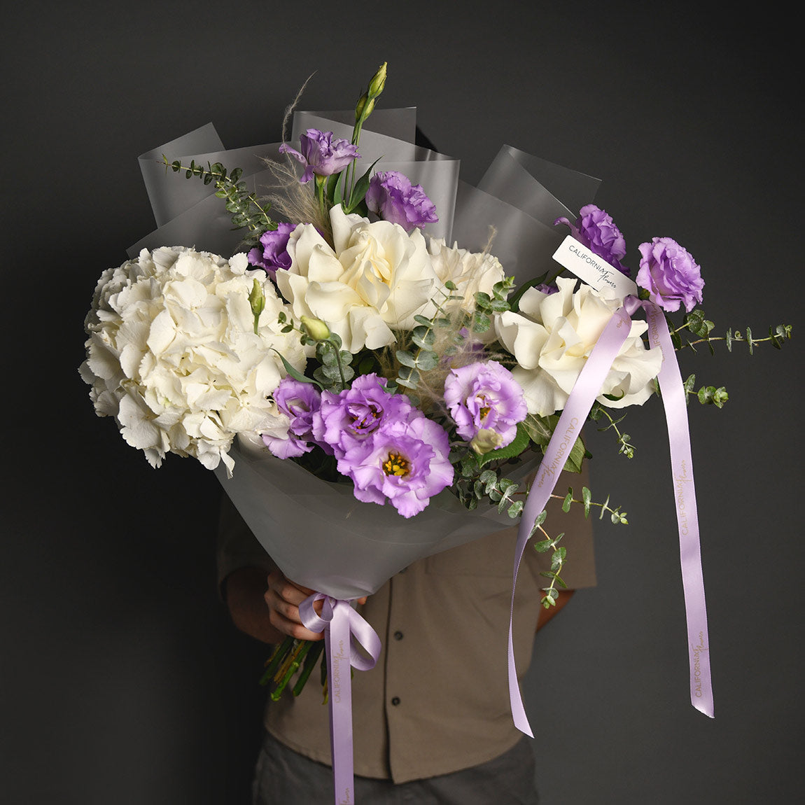 Livrare flori Bucuresti - California Flowers, Buchet trandafiri speciali, hortensie si lisianthus mov, Californiaflowers.ro