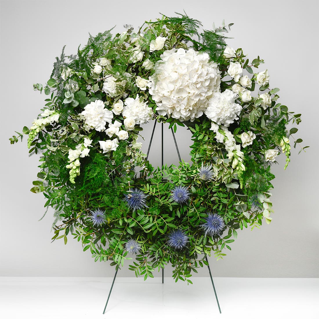 Coroane funerare, Coroana funerara rotunda cu hortensie si eryngium, Californiaflowers.ro