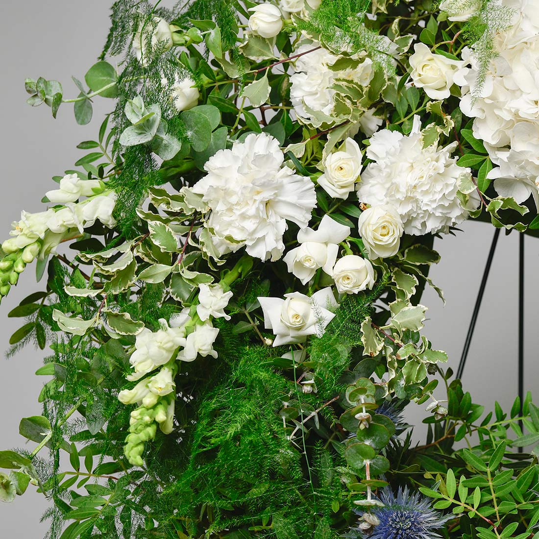 Coroane funerare, Coroana funerara rotunda cu hortensie si eryngium, Californiaflowers.ro