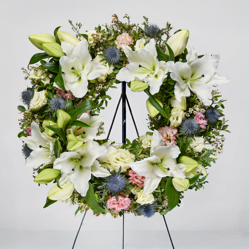 Livrare flori Bucuresti - California Flowers, Coroana funerara rotunda cu crini, lisianthus si wax, Californiaflowers.ro