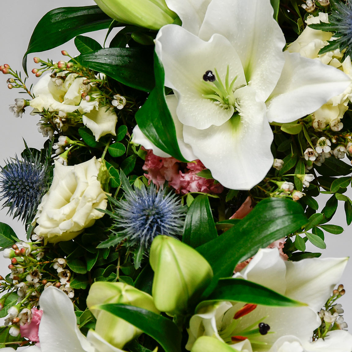 Livrare flori Bucuresti - California Flowers, Coroana funerara rotunda cu crini, lisianthus si wax, Californiaflowers.ro