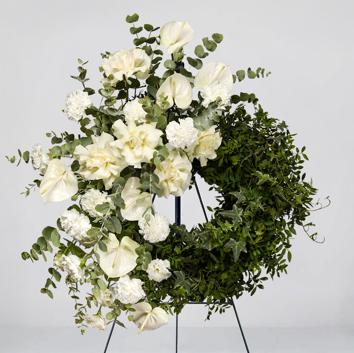 Coroane funerare, Coroana funerara rotunda cu anthurium alb si trandafiri, Californiaflowers.ro
