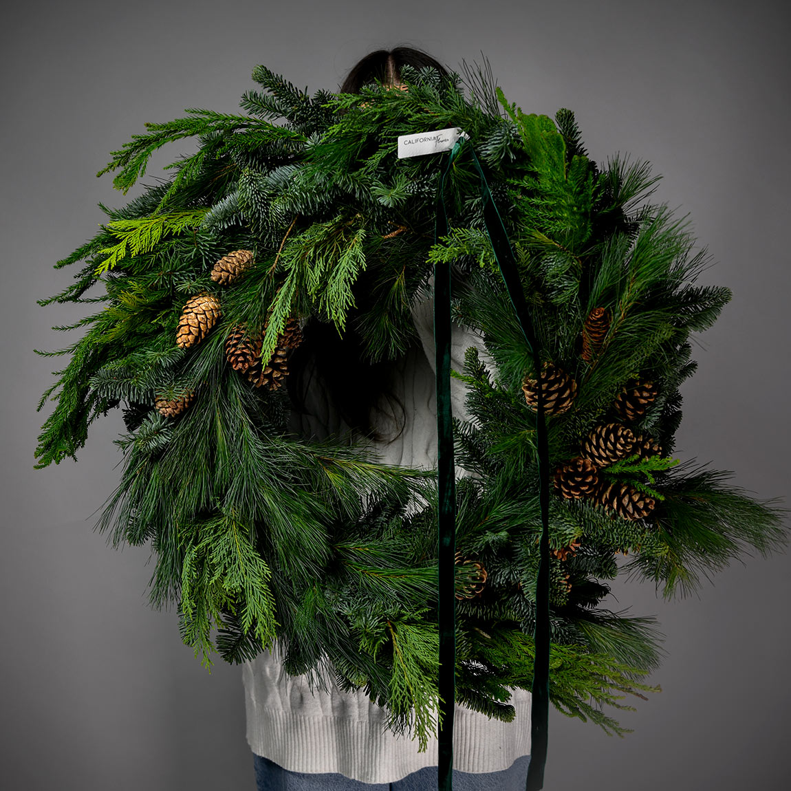 Aranjamente florale de Craciun - California Flowers, Coronita de Craciun cu pin si conuri, Californiaflowers.ro